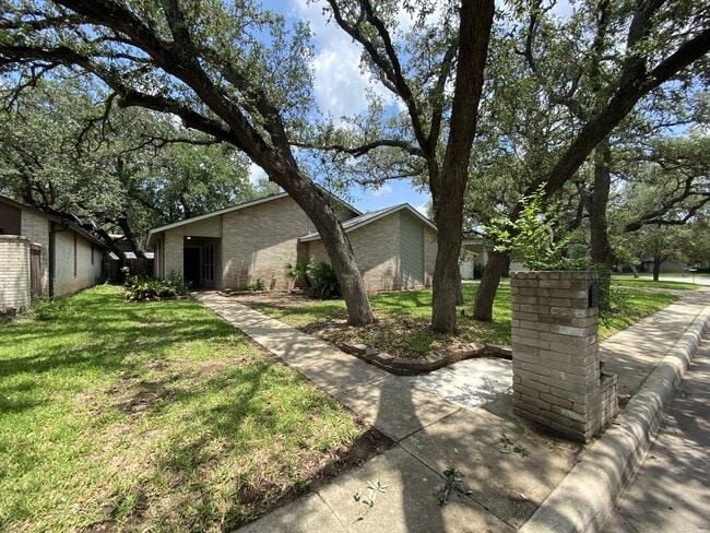 2523 Old Trail St in San Antonio, TX - Building Photo - Building Photo