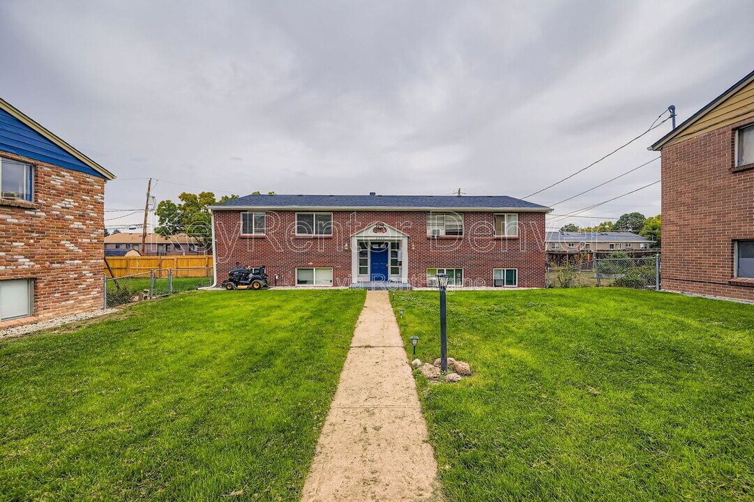 2356 S Linden Ct in Denver, CO - Foto de edificio