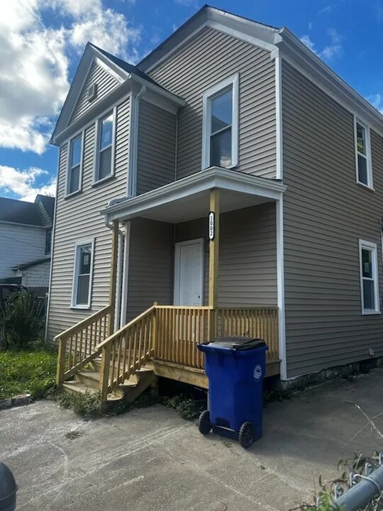 1002 E 76th St in Cleveland, OH - Foto de edificio