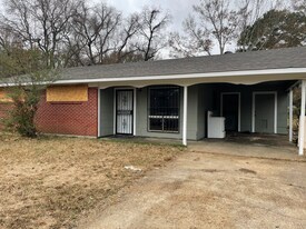 319 Queen Margaret Ln in Jackson, MS - Building Photo