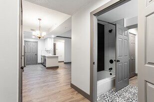 1074 Peachtree Walk NE, Unit B115 in Atlanta, GA - Building Photo