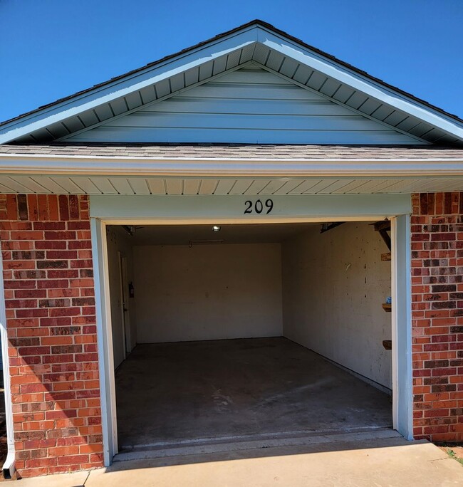 209 E B Ave in Cache, OK - Building Photo - Building Photo