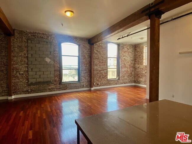 652 Mateo St in Los Angeles, CA - Building Photo - Building Photo