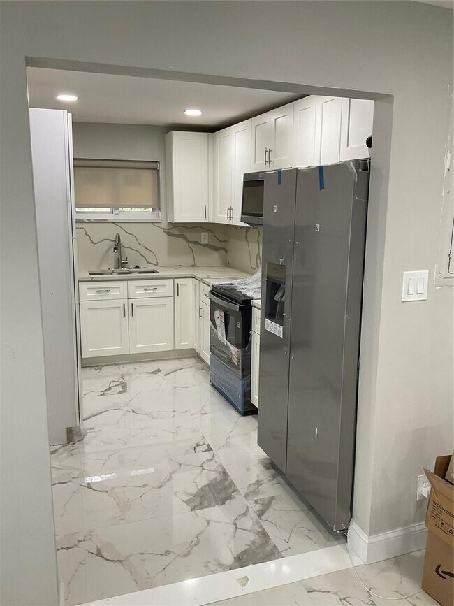 642 NW 14th Way in Fort Lauderdale, FL - Building Photo - Building Photo