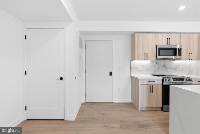 209 New St