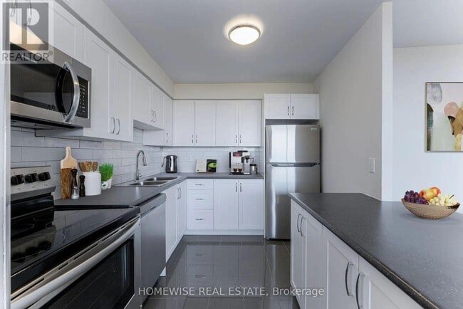 2570-2570 Kingston Rd in Toronto, ON - Building Photo - Building Photo