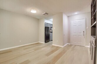 8810 Schick Rd in Austin, TX - Foto de edificio - Building Photo