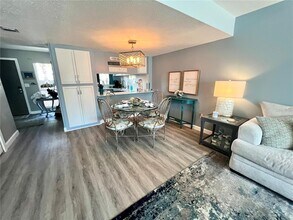 845 Benjamin Franklin Dr in Sarasota, FL - Building Photo - Building Photo