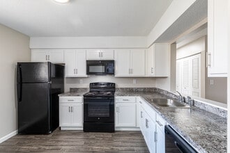 Canal Place in Weatogue, CT - Foto de edificio - Interior Photo
