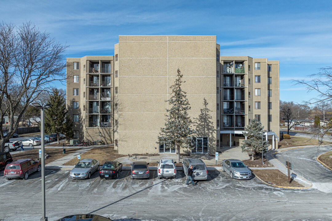 Marywood Towers in Aurora, IL - Building Photo