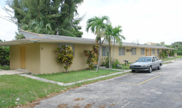 1590 NE 118th St in Miami, FL - Foto de edificio - Building Photo