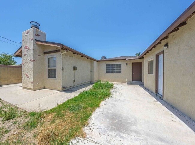 8212 20th St in Westminster, CA - Foto de edificio - Building Photo