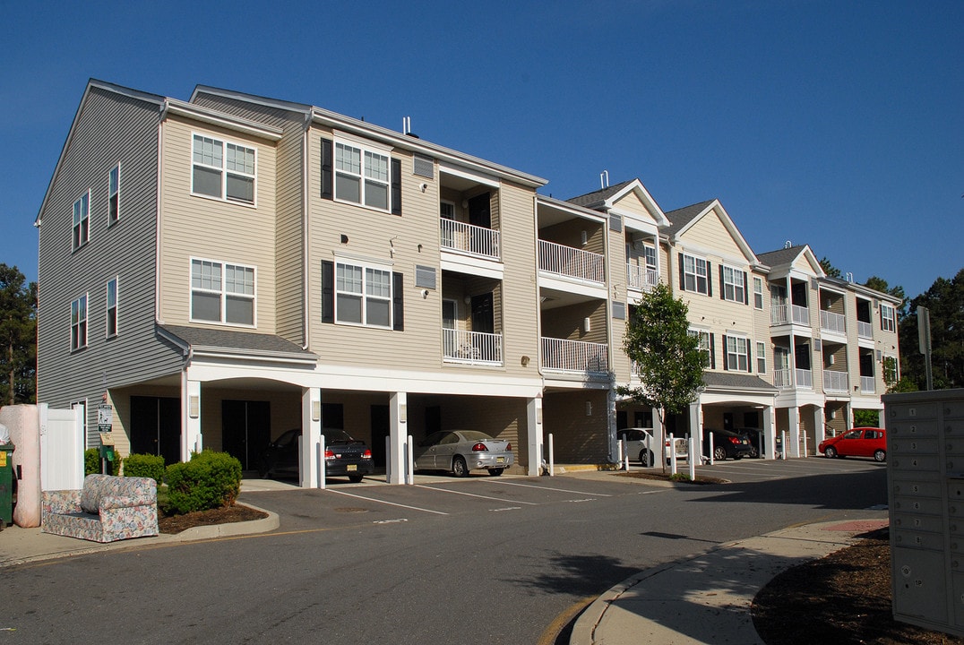 Patriot's Cove in Barnegat, NJ - Foto de edificio