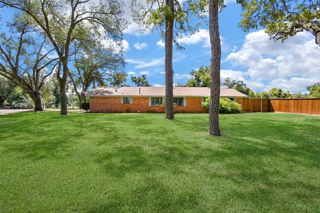 property at 1119 Edgewood Dr