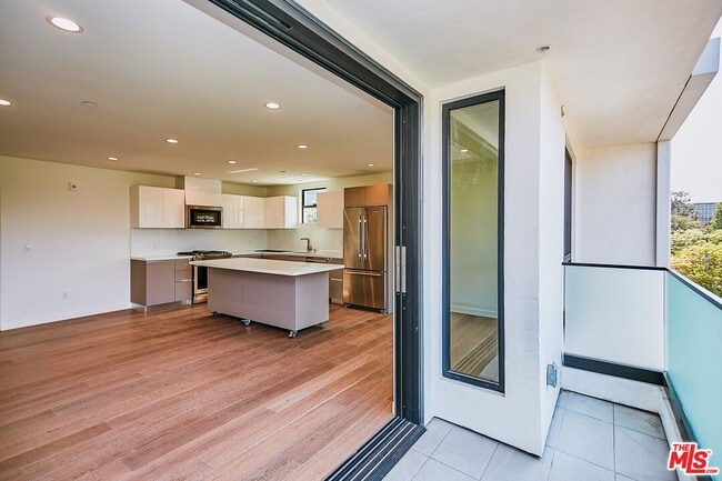 328 N Maple Dr in Beverly Hills, CA - Building Photo - Building Photo