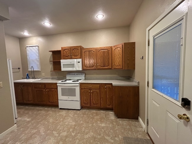 231 S Prairie Ave in Fairmont, MN - Building Photo - Building Photo