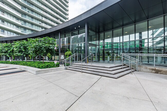 117 McMahon Dr in Toronto, ON - Building Photo - Building Photo