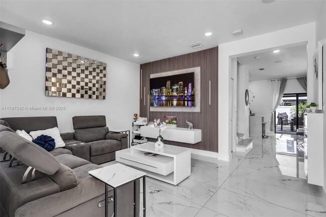 3327 W 106th Ter in Hialeah, FL - Building Photo - Building Photo