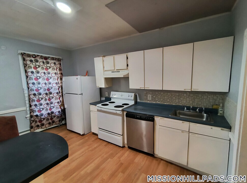 36 Calumet St in Boston, MA - Building Photo