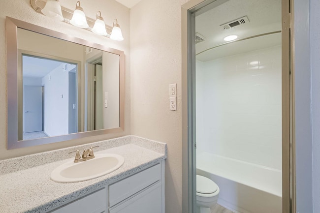 Montebello Gardens in Houston, TX - Building Photo - Building Photo