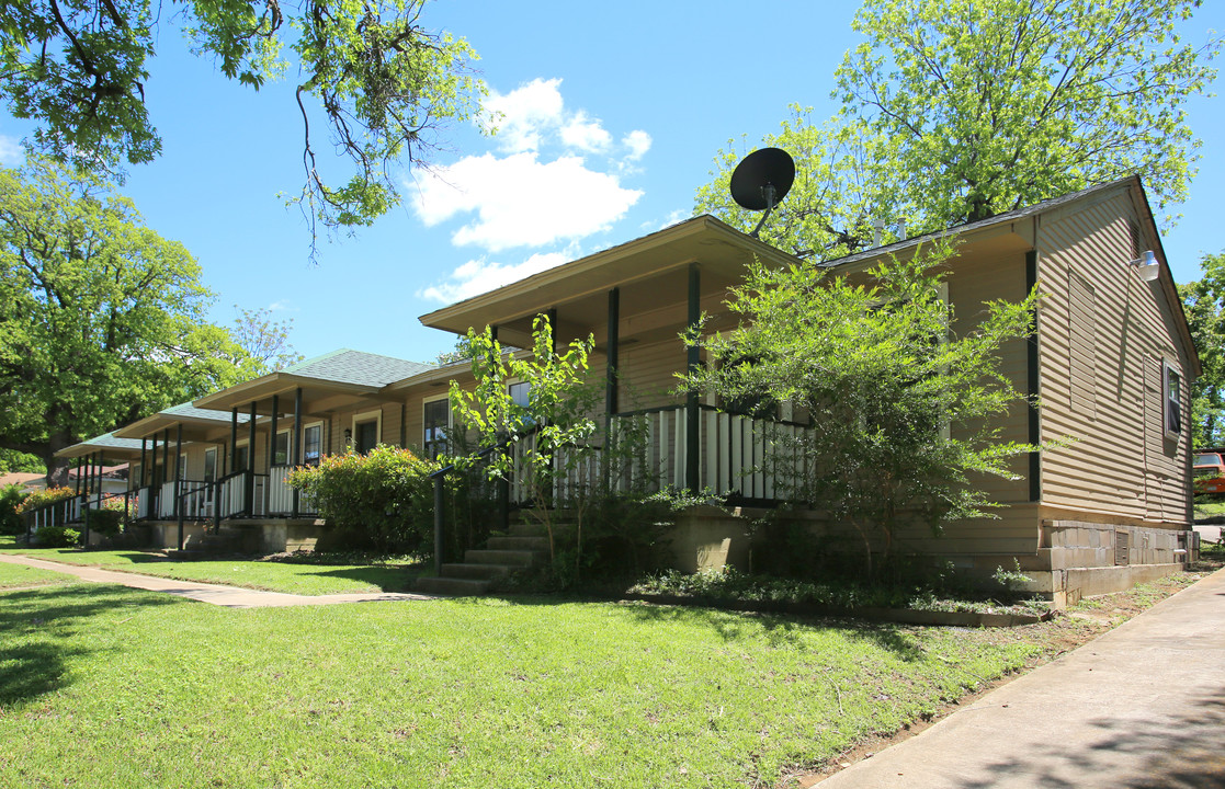 326 Mill St in Denton, TX - Building Photo