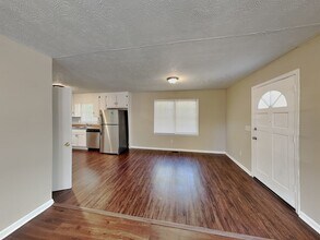 3985 Casa Verde Dr in College Park, GA - Foto de edificio - Building Photo