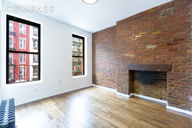 337 E 6th St, Unit 8 in New York, NY - Building Photo - Building Photo