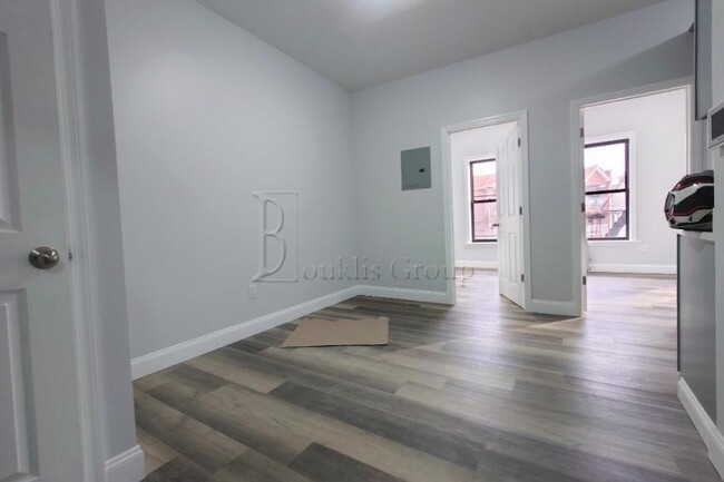 42-13 23rd Ave in Queens, NY - Foto de edificio - Building Photo