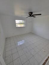 111 Francis Dr NE in Port Charlotte, FL - Foto de edificio - Building Photo