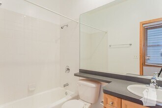 1324 W Diversey Pky, Unit 2 in Chicago, IL - Building Photo - Building Photo