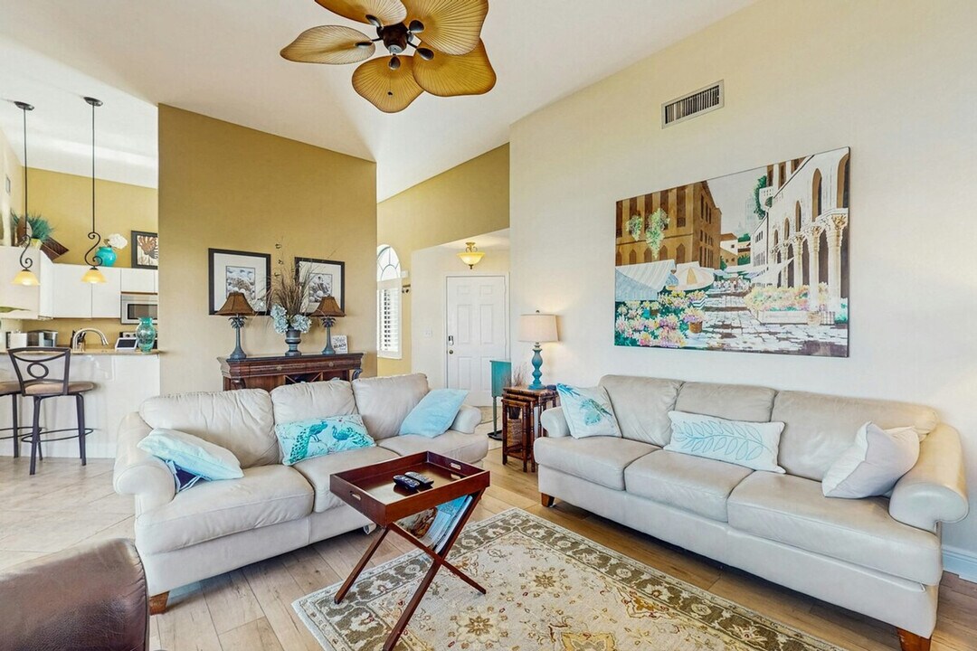 655 Windsurf Ln in Naples, FL - Building Photo