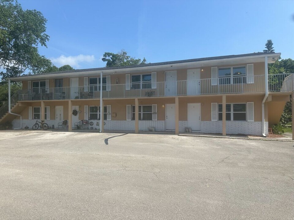89 NW Irwin Ave in West Melbourne, FL - Building Photo