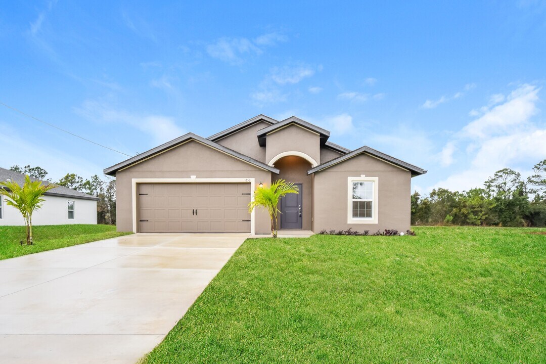 193 Blackstone Dr in Ft. Myers, FL - Building Photo