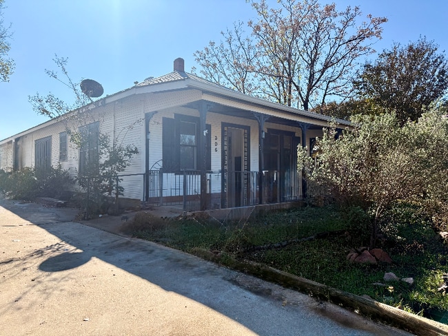 property at 306 W Wallace St