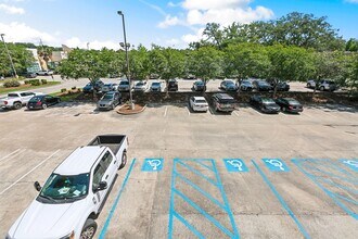 7248 Perkins Rd in Baton Rouge, LA - Foto de edificio - Building Photo