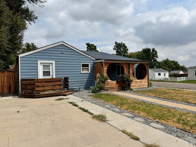 1825 W Dixie Pl in Denver, CO - Building Photo - Building Photo