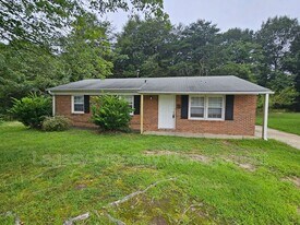 1202 Melrose Dr in Burlington, NC - Building Photo