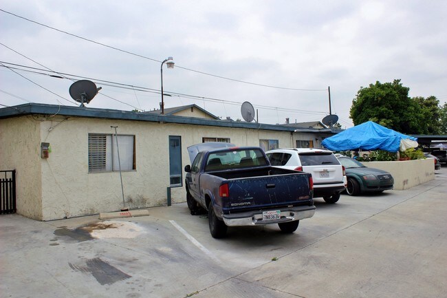 5530 Gotham St in Bell Gardens, CA - Foto de edificio - Building Photo