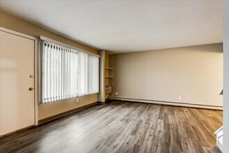 Lofts at Layton in Milwaukee, WI - Foto de edificio - Building Photo