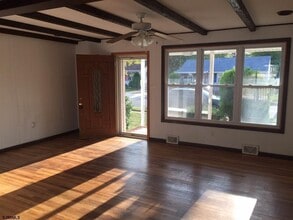 11 Forrest Dr in Northfield, NJ - Foto de edificio - Building Photo