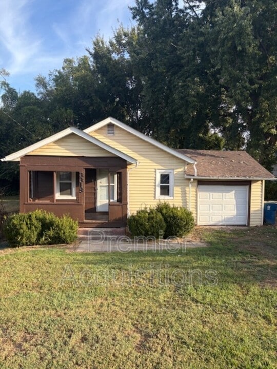 3318 Fernwood Ave in Alton, IL - Building Photo