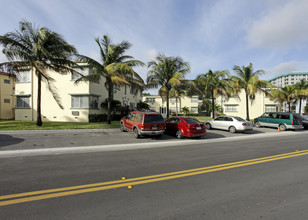 10200 E Bay Harbor Dr in Miami Beach, FL - Building Photo - Building Photo