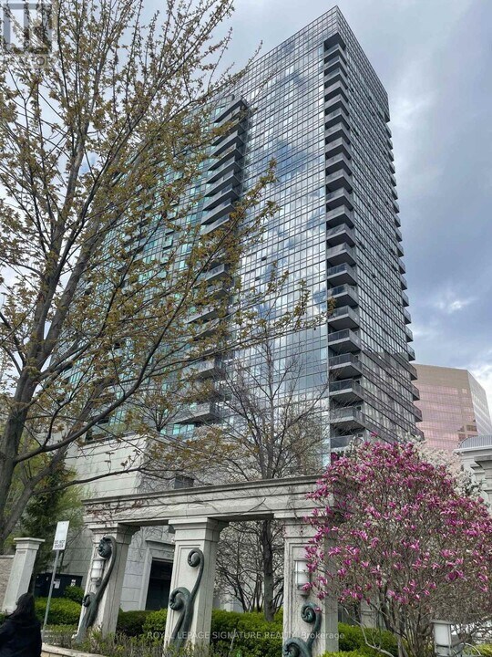 25 Greenview Ave in Toronto, ON - Building Photo