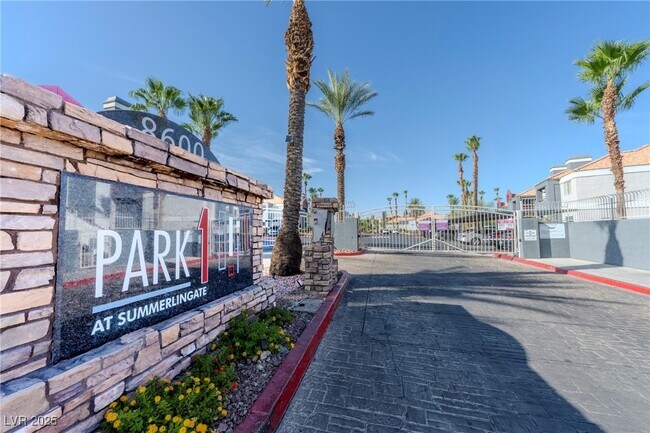 8600 W Charleston Blvd in Las Vegas, NV - Foto de edificio - Building Photo