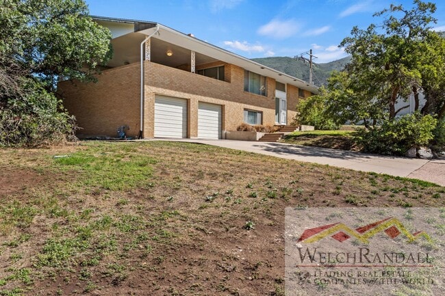 property at 2851 E Oak Ln