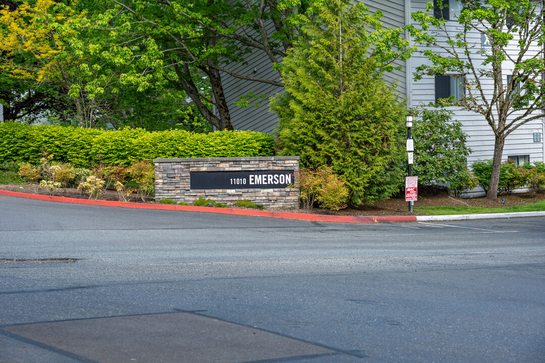 Kirkland Place Condominiums in Kirkland, WA - Building Photo