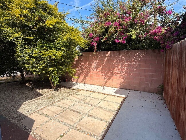 3774 S Gramercy Pl in Los Angeles, CA - Building Photo - Building Photo