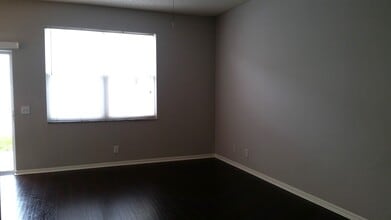 569 Vallance Way NE in St. Petersburg, FL - Building Photo - Building Photo