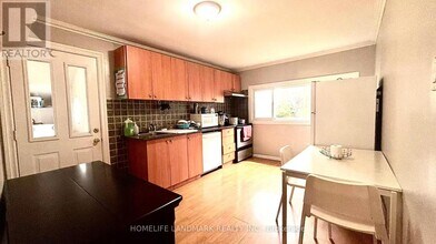 166 Maplehurst Ave in Toronto, ON - Building Photo - Building Photo