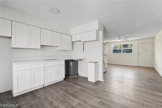 1560 Colonial Blvd in Ft. Myers, FL - Building Photo - Building Photo